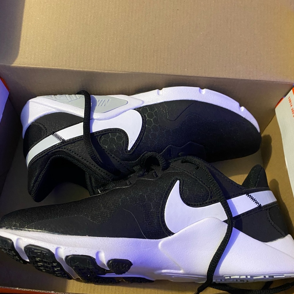 Women nike legend essential 2, BRAND NEW